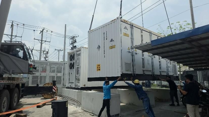 Đội ngũ Apex Solar lắp đặt container lưu trữ BESS